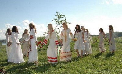 Хороводы вокруг берёзки в Живин день