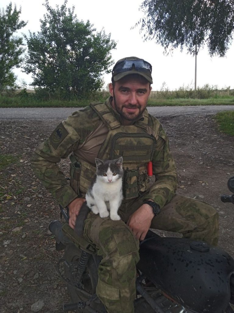Роман Балашов с котом в зоне СВО