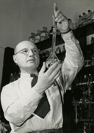 Izaak Maurits Kolthoff 1950.png