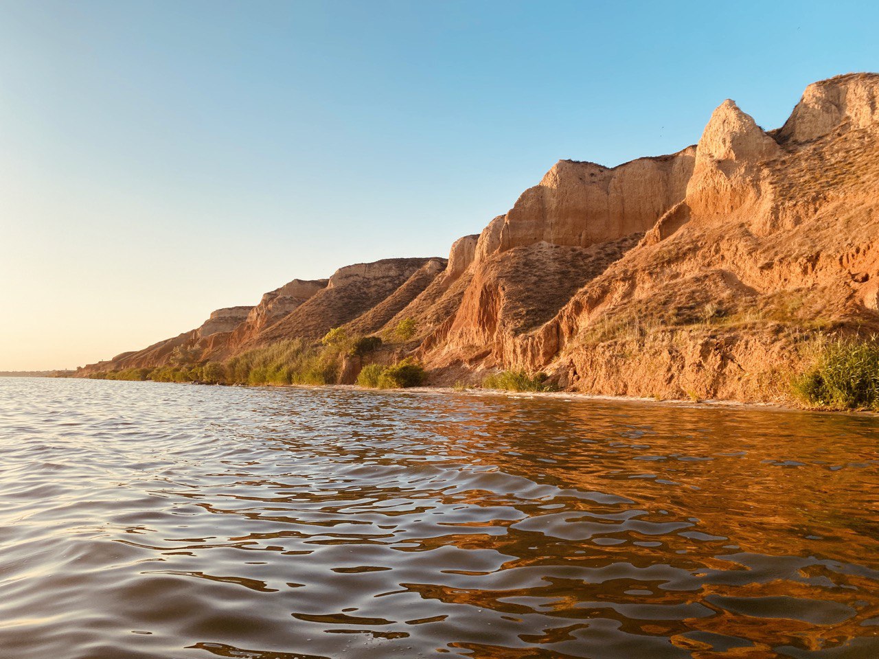Вид на крутые склоны с воды