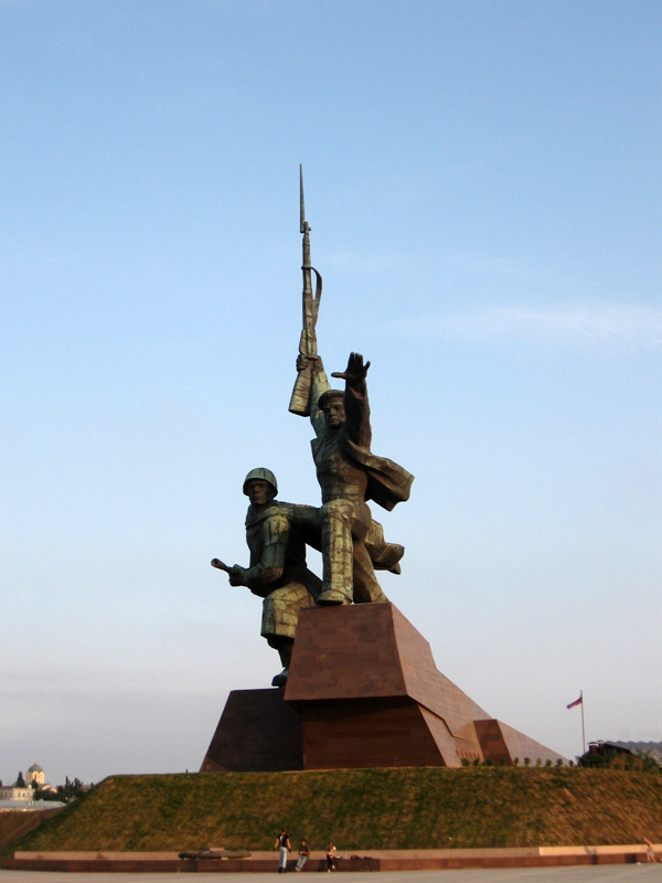 Матрос и солдат Севастополь.jpg