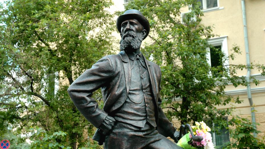 Памятник Столлю Воронеж 1.jpg