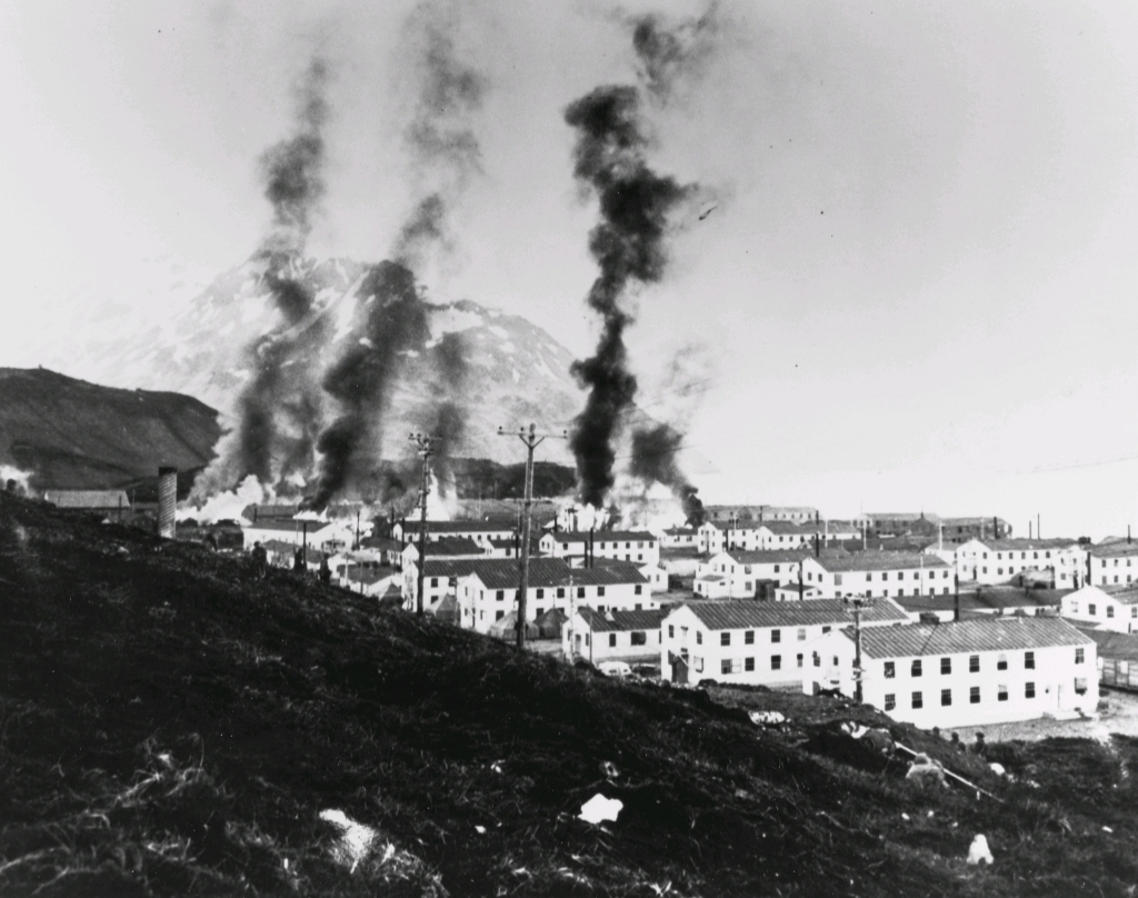 Здания, горящие после первой японской атаки, 3 июня 1942.