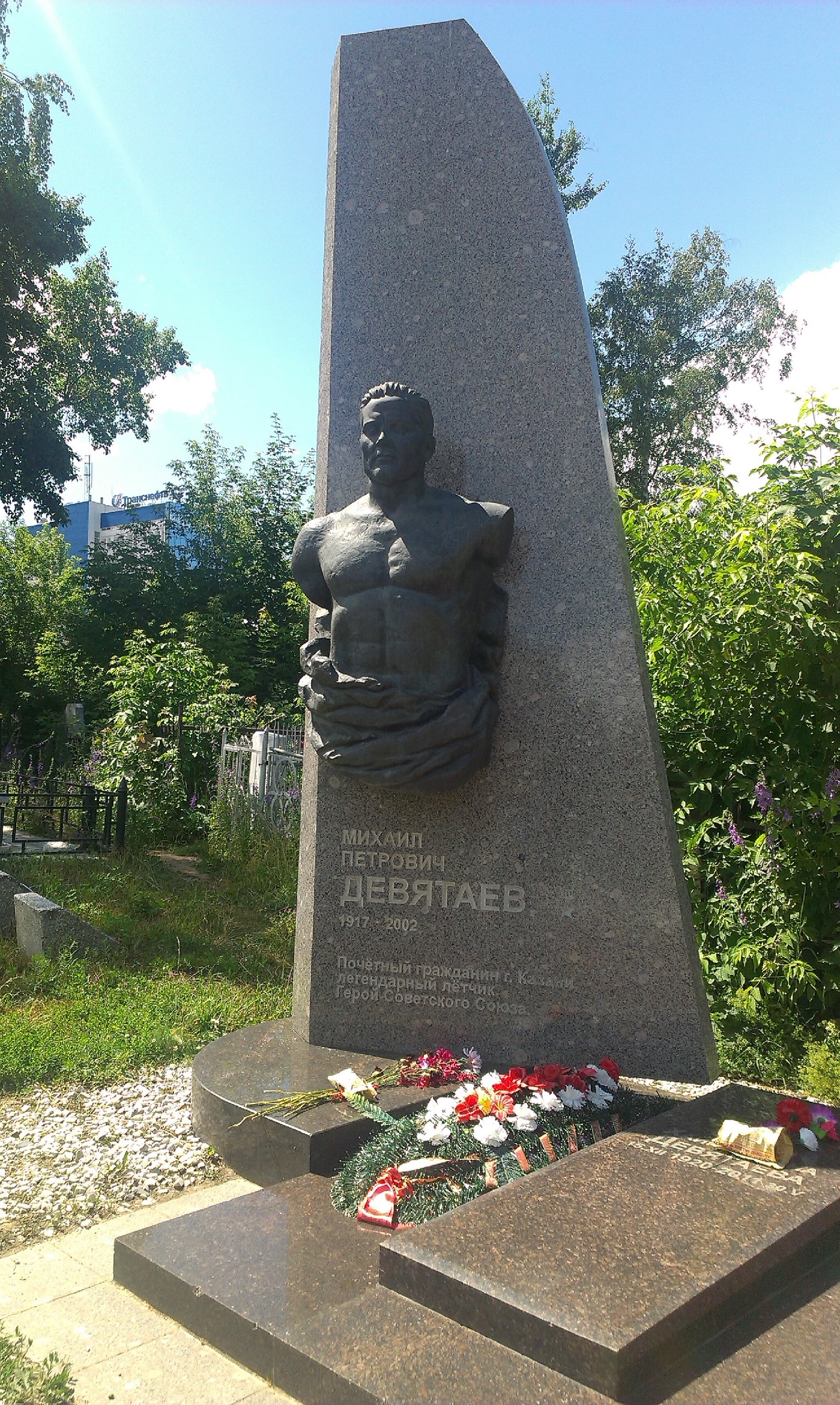 Памятник на могиле Девятаева на Арском кладбище