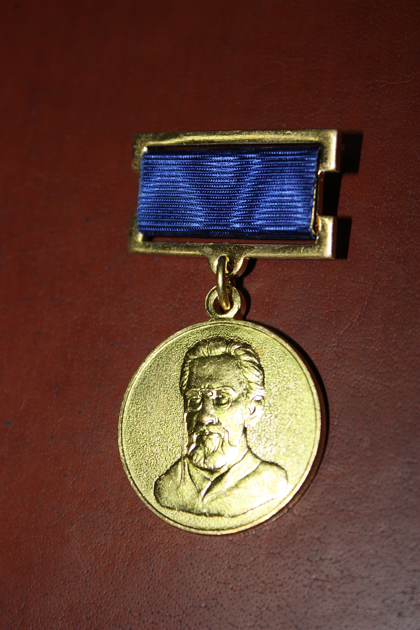 Памятная медаль Чехова.jpg