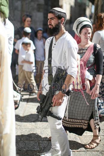 A-jewish-settler-with-a-machine-gun.jpg