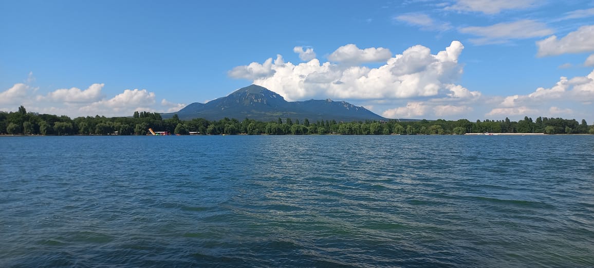 Novopyatigorskoe Lake and Beshtau.jpg