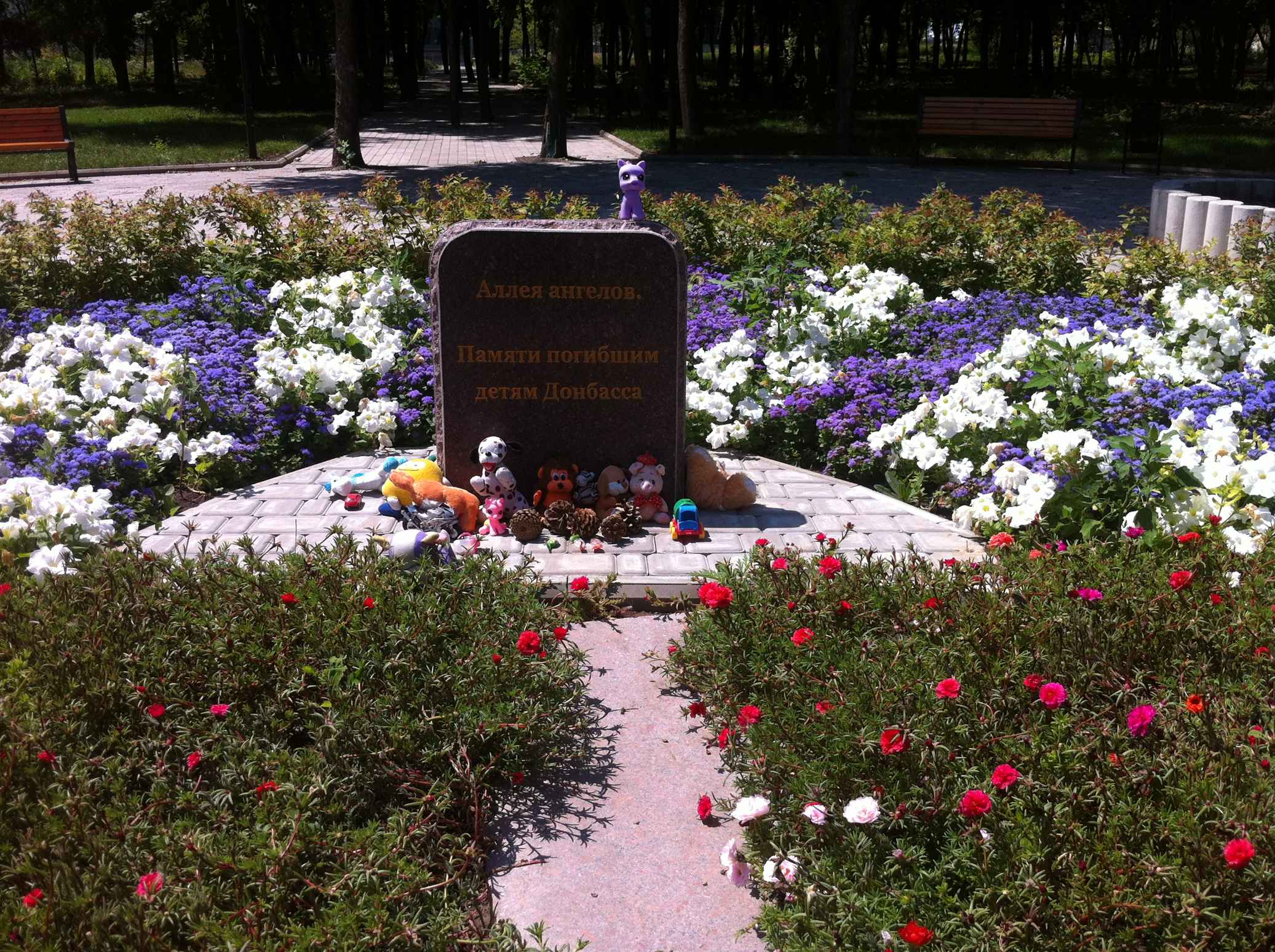 Файл:Lane of Angels in Komsomol's park in Donetsk (03).jpg