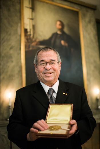 Am-warshel-medal.jpg