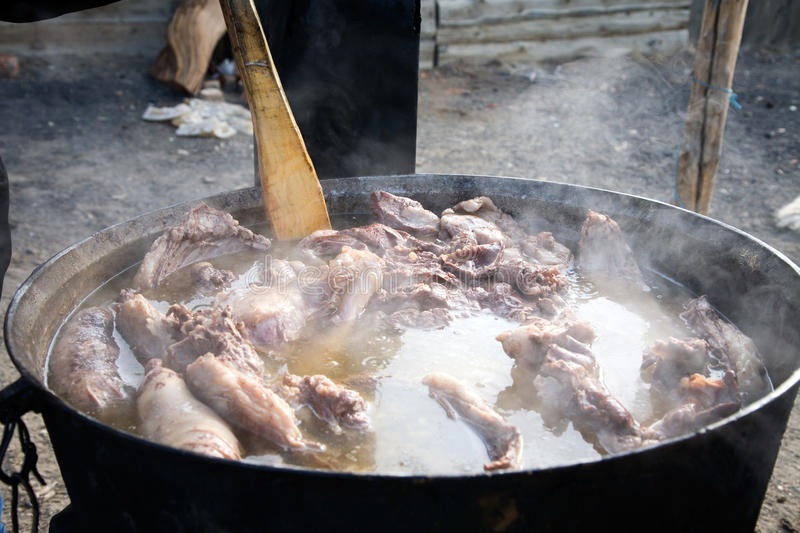 Варка мяса в большем котле