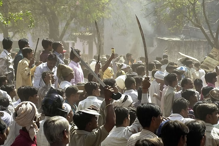 Файл:Gudjarat-crowd.png