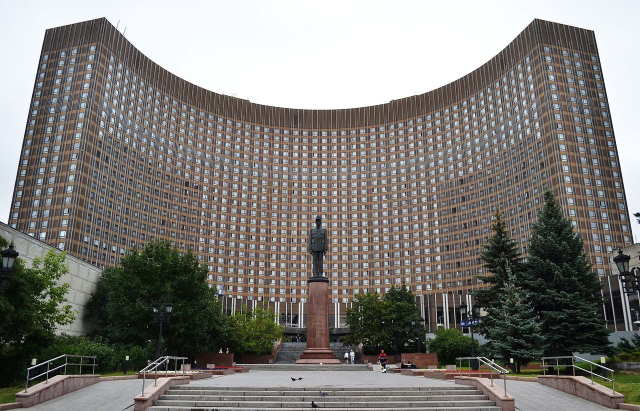 Гостиница «Космос» и памятник Шарлю де Голлю