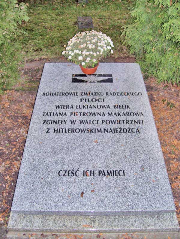 Надгробная плита на могиле В. Белик и Т. Макаровой в Остроленке