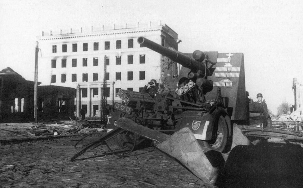 Немецкая пушка на улице Моисеева.jpg