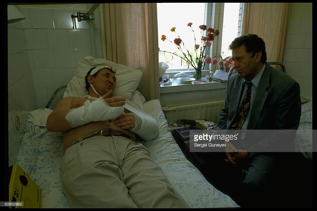 Жириновский посещает избитого Кузнецова в больнице, 1995 год