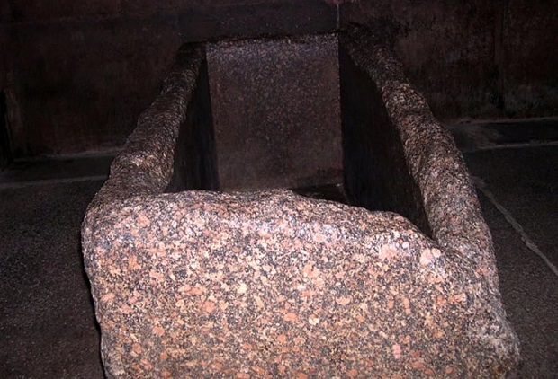 Гранитный саркофаг фараона Хеопса