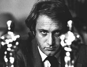 Файл:Mike-Medavoy-with-Oscar-Statues.jpg
