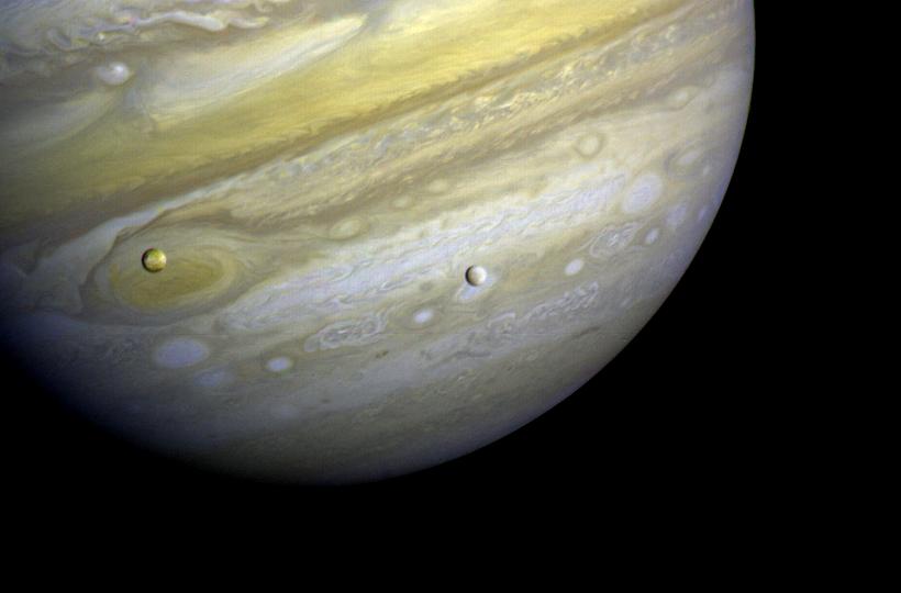 Файл:Voyager 1 Jupiter Io Europa.jpg