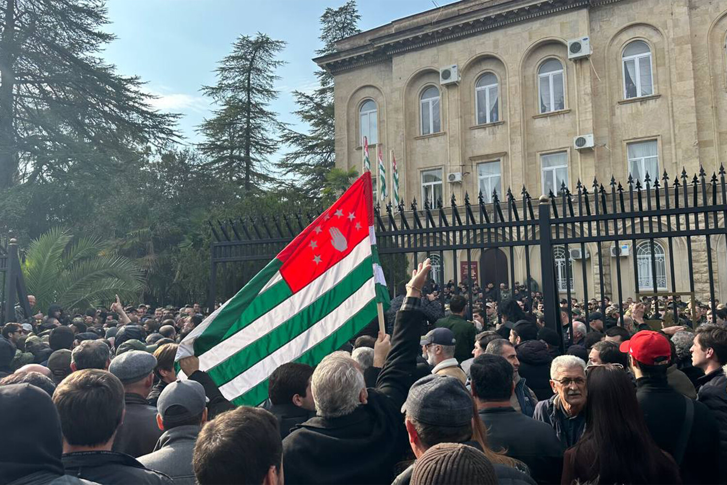 Файл:Протесты в Абхазии 15 ноября 2024 года.jpg
