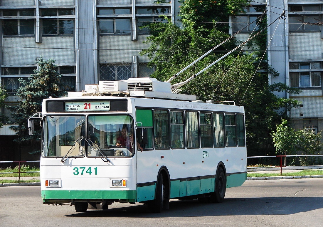 Троллейбус ВМЗ-5298 в Кишинёве.jpg