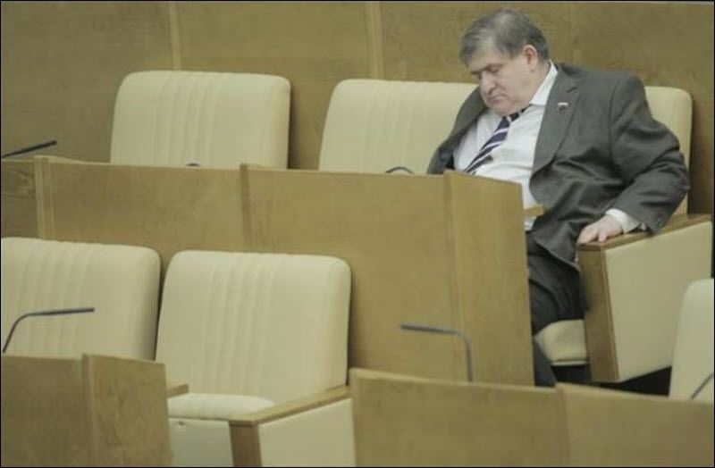 Хесин спит в Госдуме, в полном одиночестве