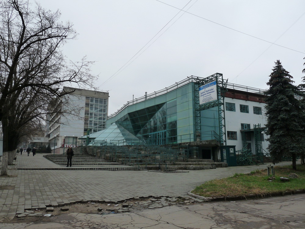 Вид на театр «Ионеско» и гостиницу «Турист», 2009 год