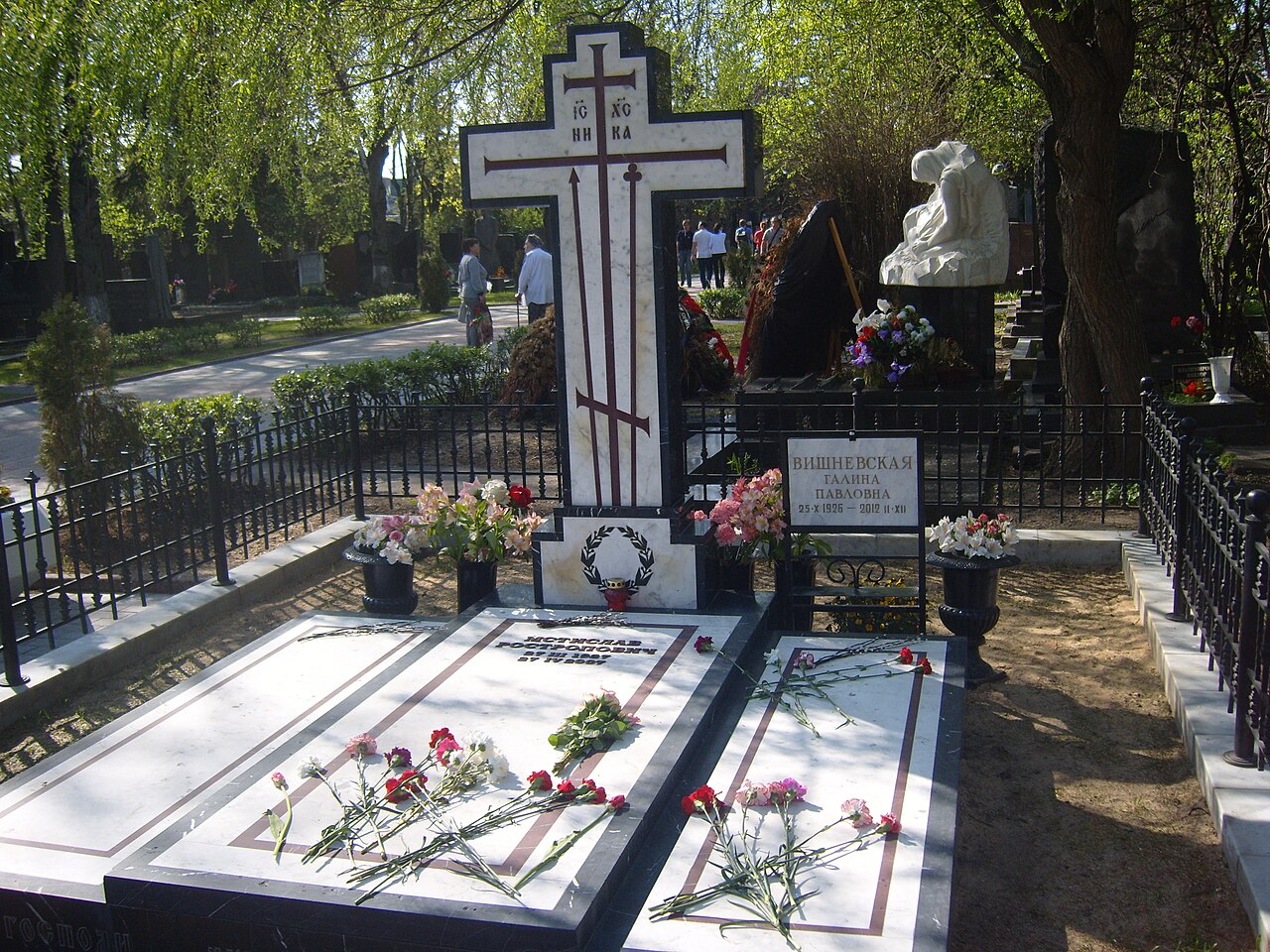 Могила Мстислава Ростроповича и Галины Вишневской, 9 мая 2013 года
