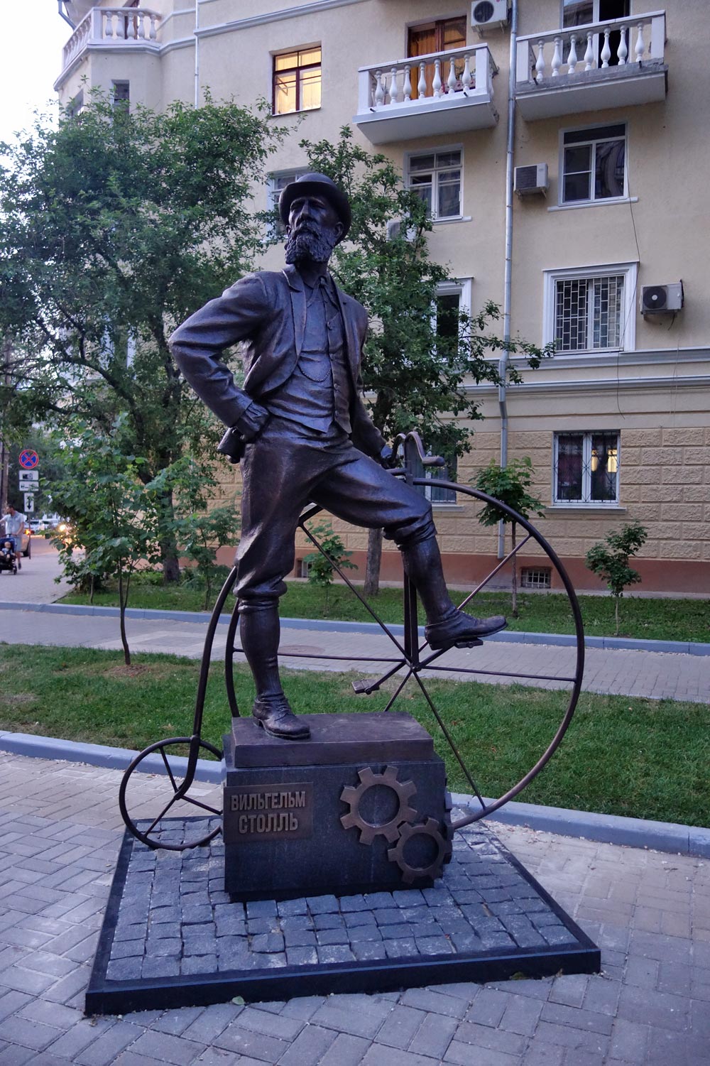 Памятник Столлю Воронеж 4.jpg