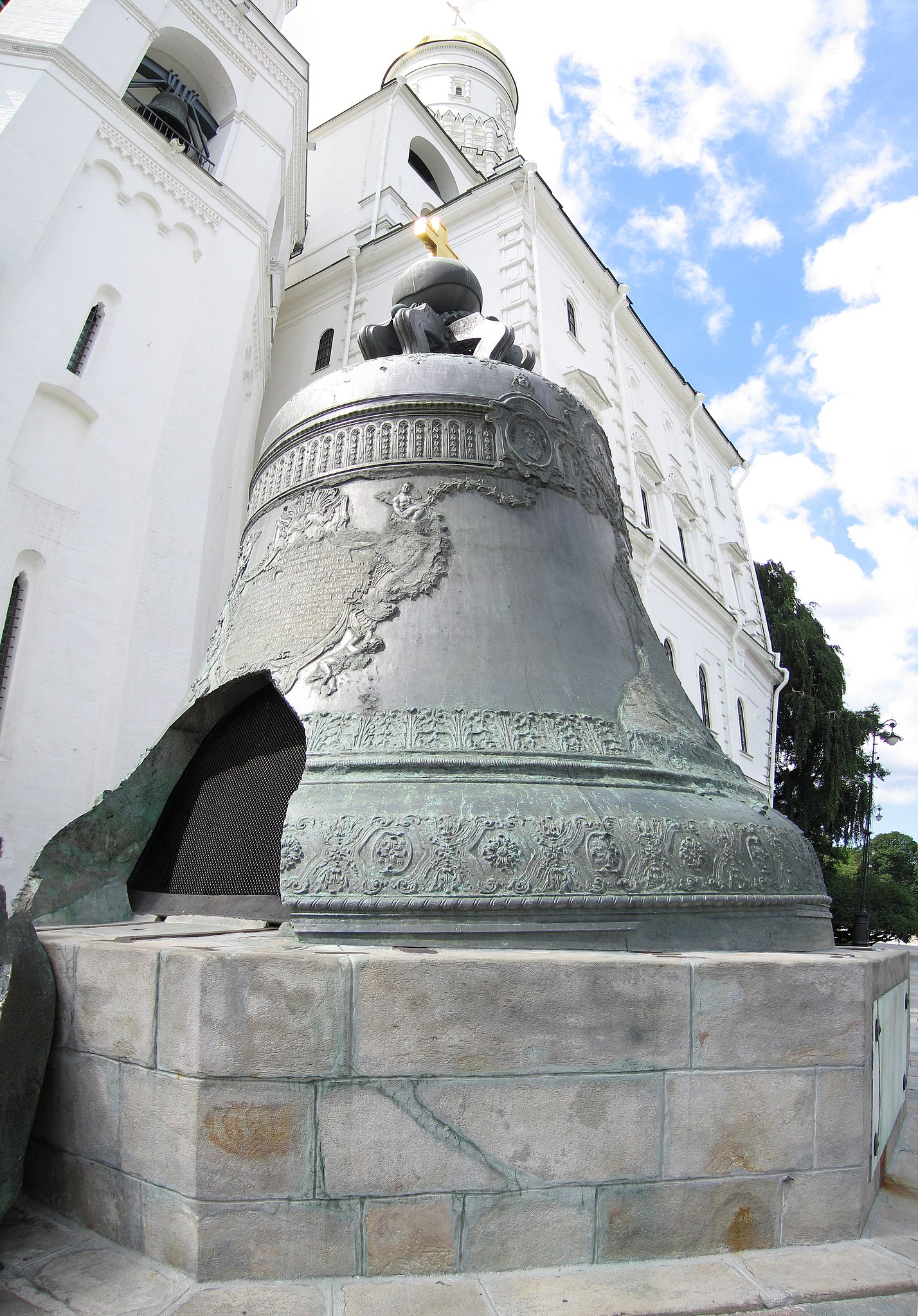Tsar Bell Moscow 2.jpg