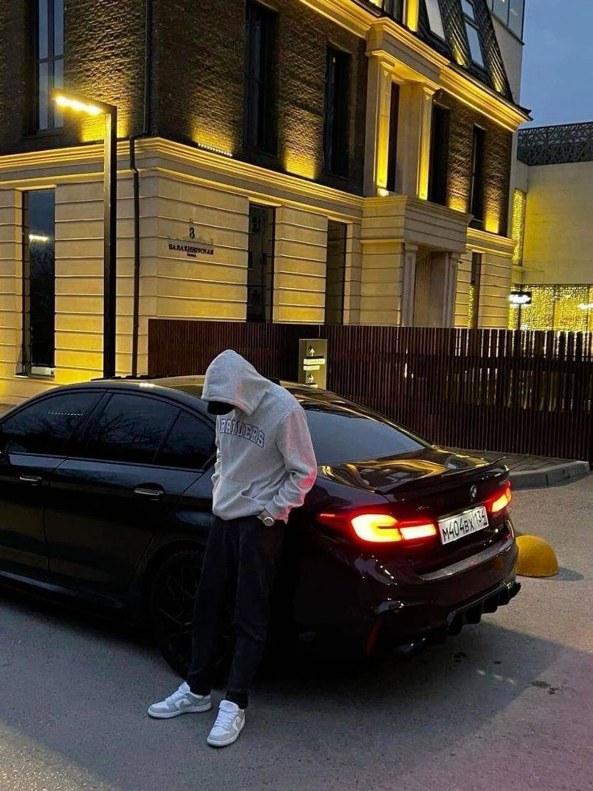 Темщик рядом с BMW M5 F90