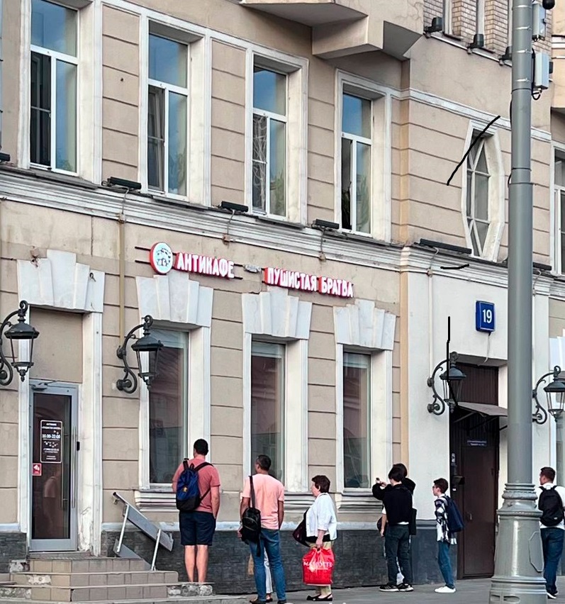 Жители Полянки переживают за енотов из «Пушистой братвы»