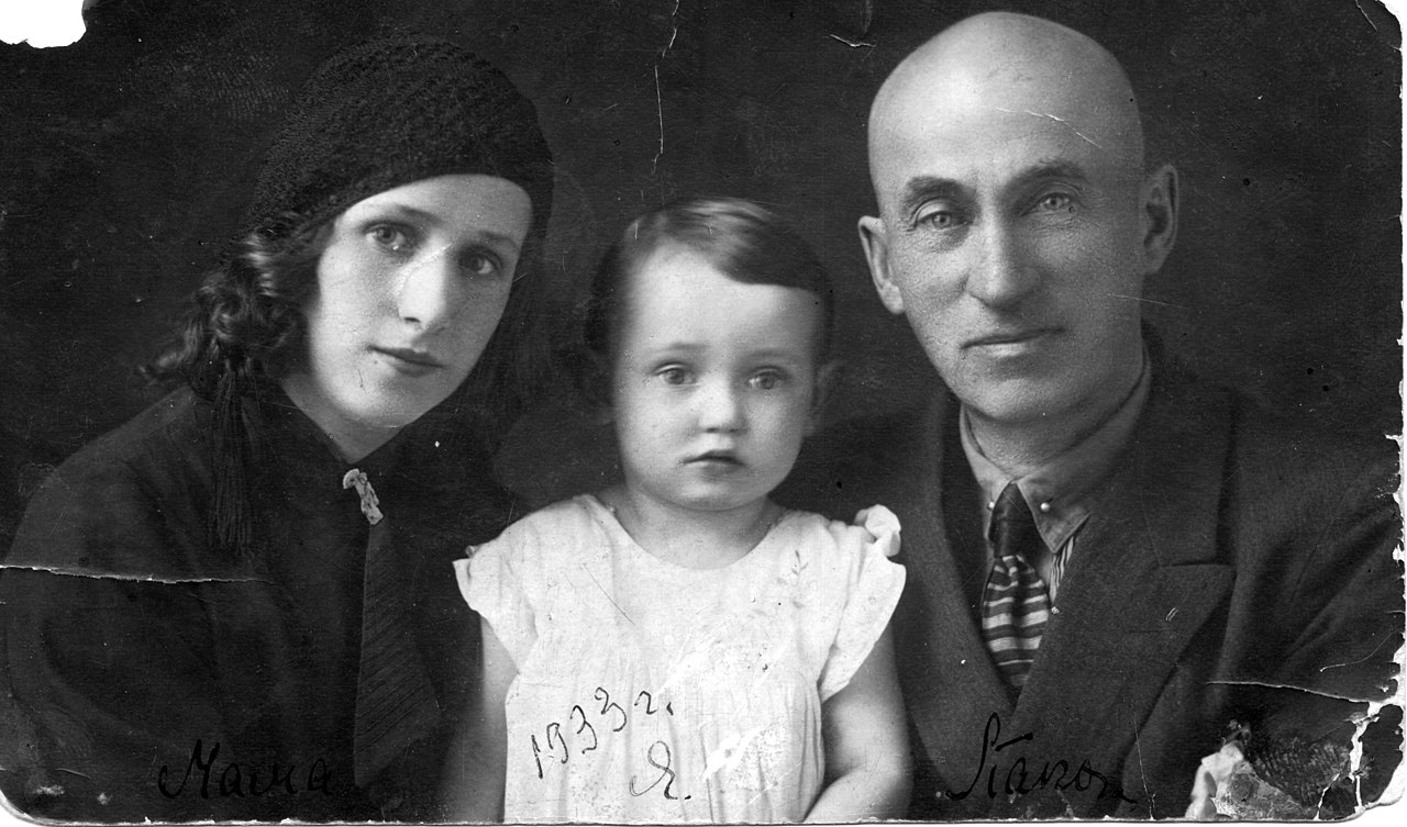 Виктор Александрович Соковнин с супругой Верой Ивановной — солисткой Тюменского радиокомитета и дочерью Марианной. 1933 год