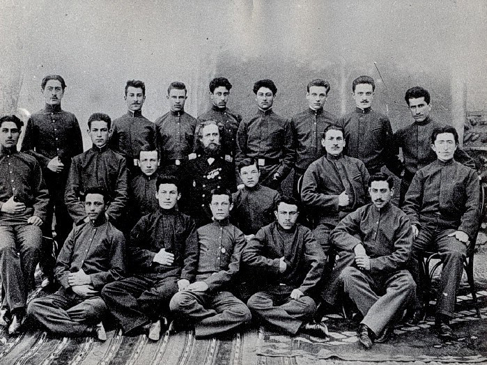 Алирза Расизаде (крайний слева) среди студентов Горийской семинарии (фото 1904 года)