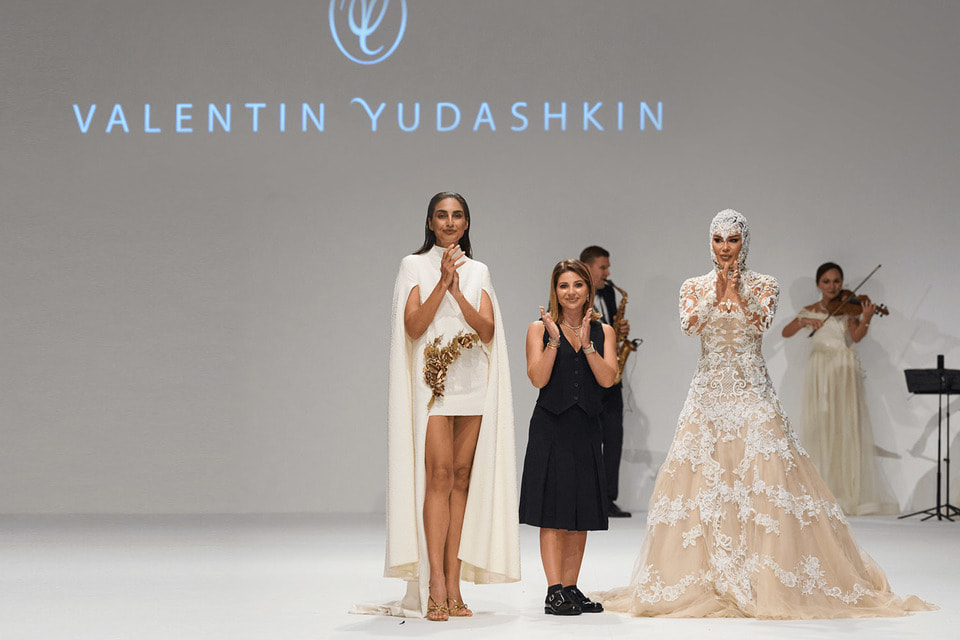 Valentin Yudashkin (модный дом) показ 2023.jpg