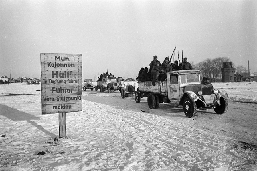 Советские войска входят в Воронеж в январе 1943.jpg