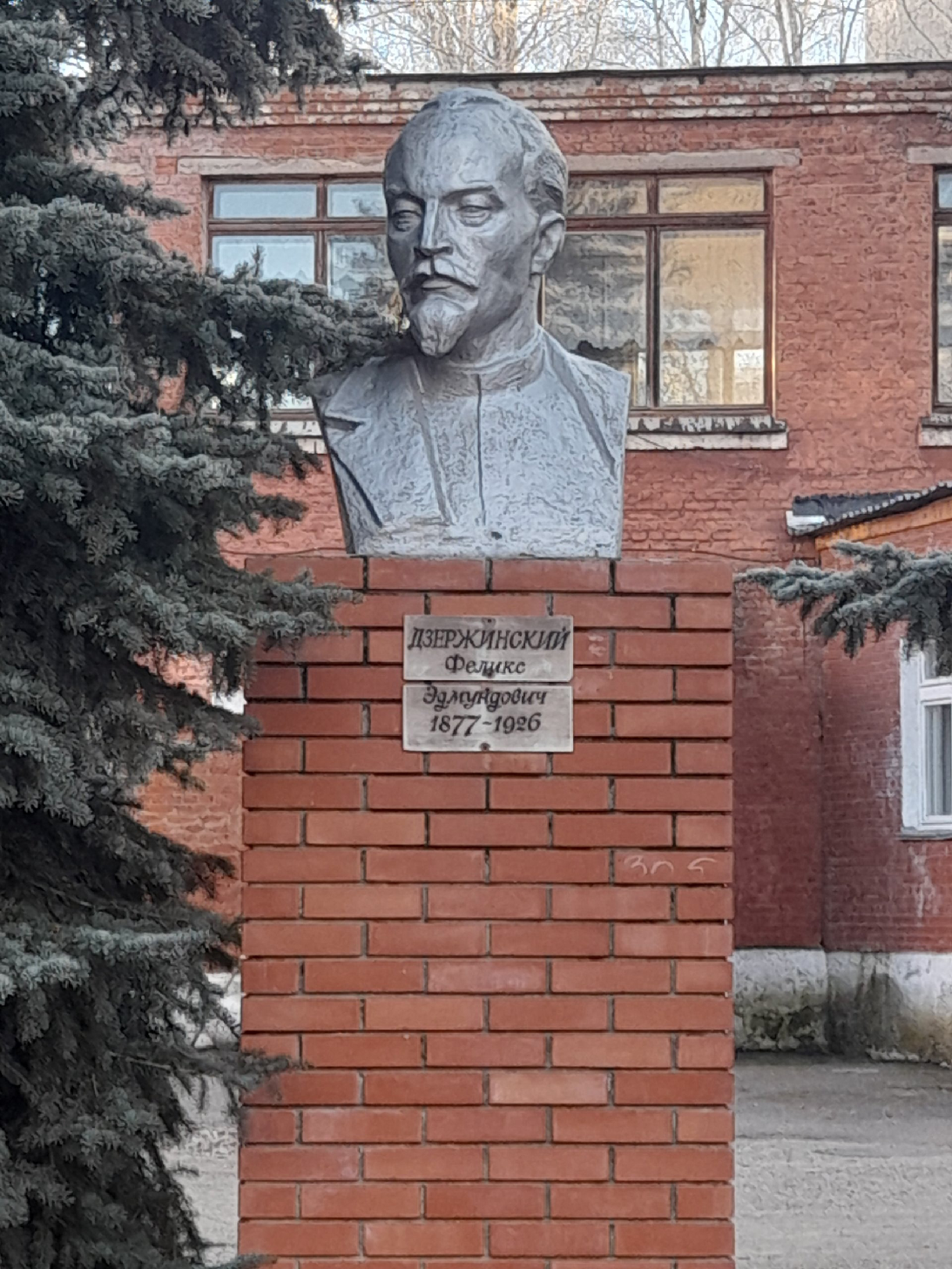 Файл:Бюст Ф. Э. Дзержинского (Глазов).png
