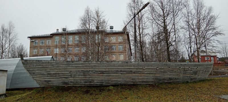 Декорации к фильму. Лодка. Город Губаха, театральный сквер