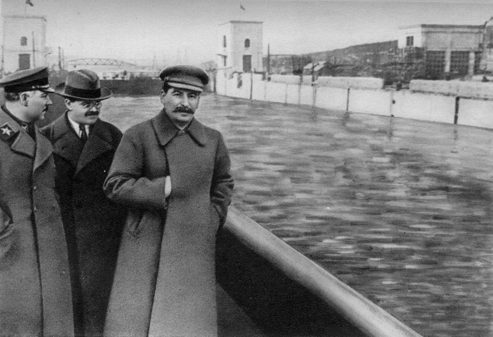 Тот же снимок без Ежова, после его ареста и расстрела за измену