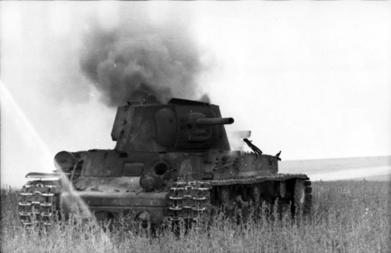 Подбитый КВ у Воронежа. Июнь 1942.jpg