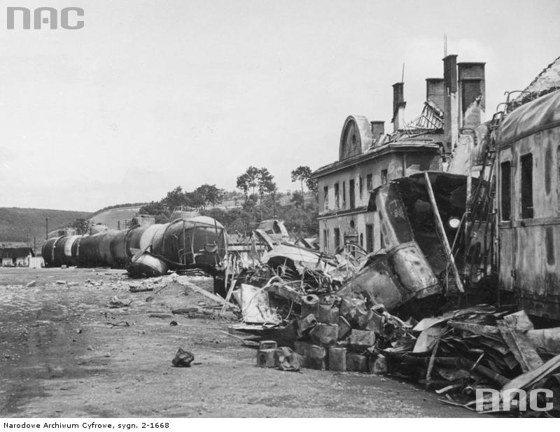 Разрушенная железнодорожная станция. Июль 1941