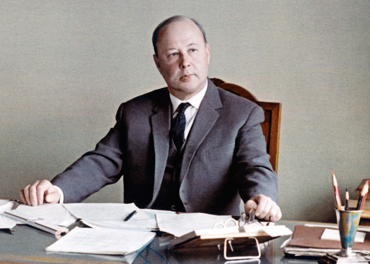 Mihail-Leontevich-Mil-v-rabochem-kabinete-.jpg