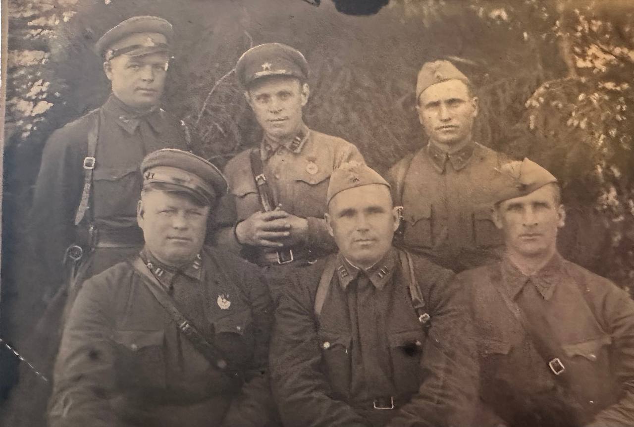 С товарищами по оружию. 1942 год (Иосиф Куликов справа в верхнем ряд)
