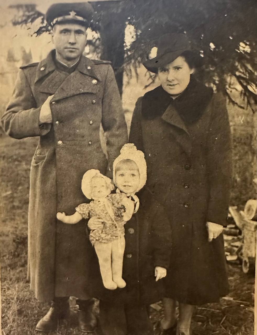 Иосиф и Вера Куликовы с дочерью Элей. 1945 год