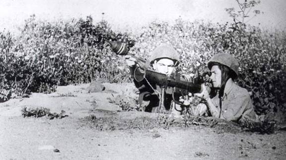 Еврейские бойцы с «PIAT»'ом.