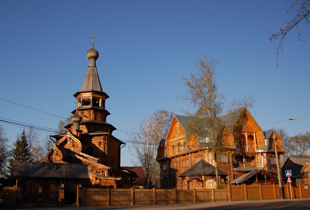 Файл:Khram_Pokrova_Bozhiej_Materi-na_Desne.jpg