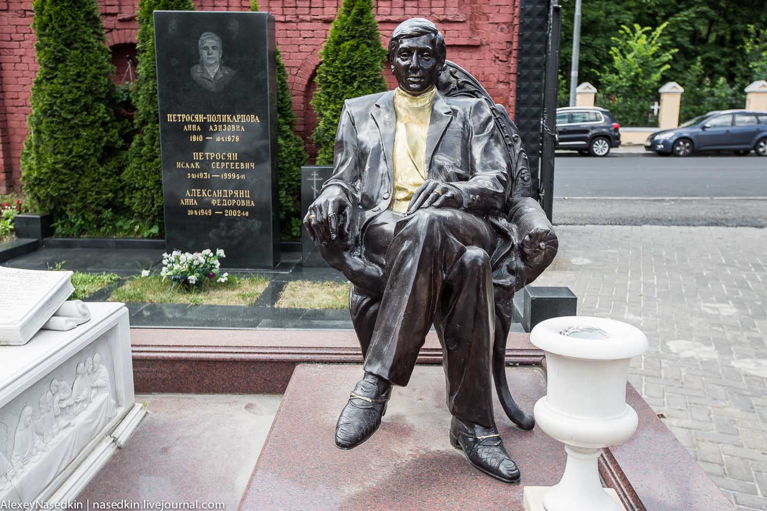 Памятник на могиле Вачикоса Шестипалого