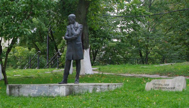 Файл:Pamyatnik_Lipinskomu_Kiev.jpg