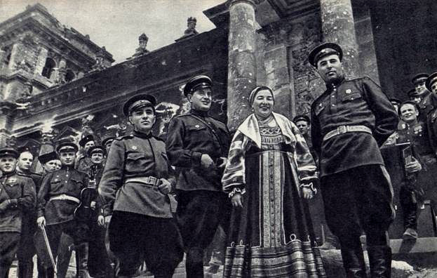 Лидия Русланова у стен Рейхстага