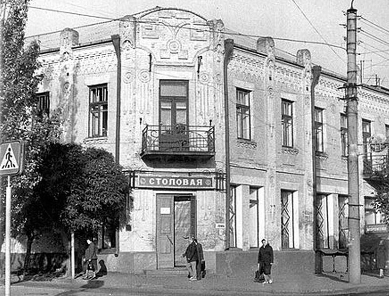 Столовая на ул. Ленина, 1. Сейчас — отделение «ПриватБанка»