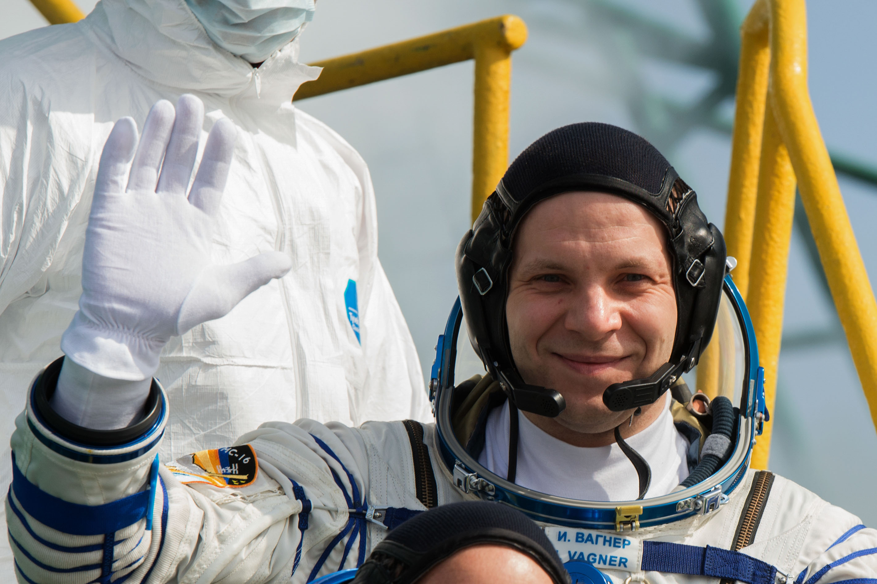 Файл:Expedition 63 Crew Waves Farewell - Ivan Vagner.jpg